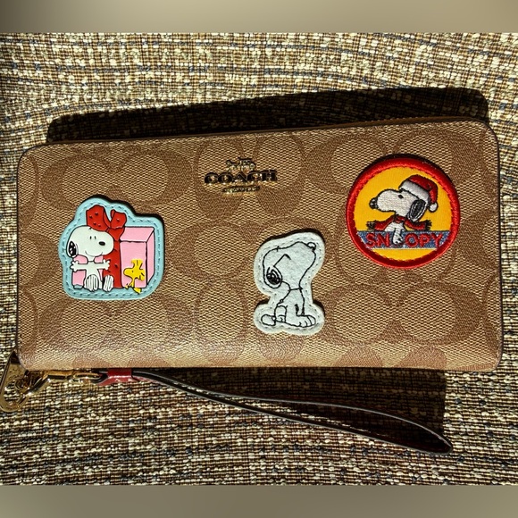 Coach Handbags - Coach x Peanuts Snoopy Patches Zip Around Accordion Wallet Wristlet